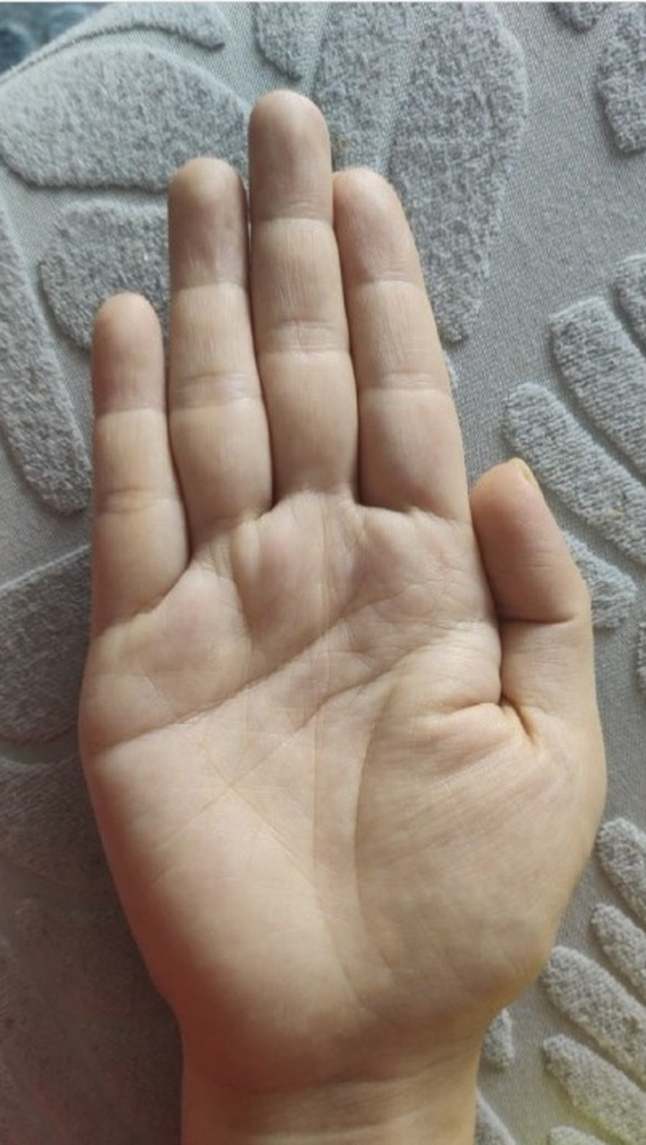 从手纹整体中看,为人客气大方,比较有想法的一类人,婚姻线下垂结合