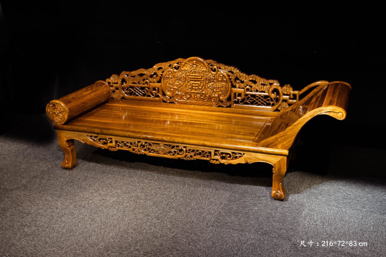 在古代社会里,贵妃榻是女人专用的床榻,与罗汉床