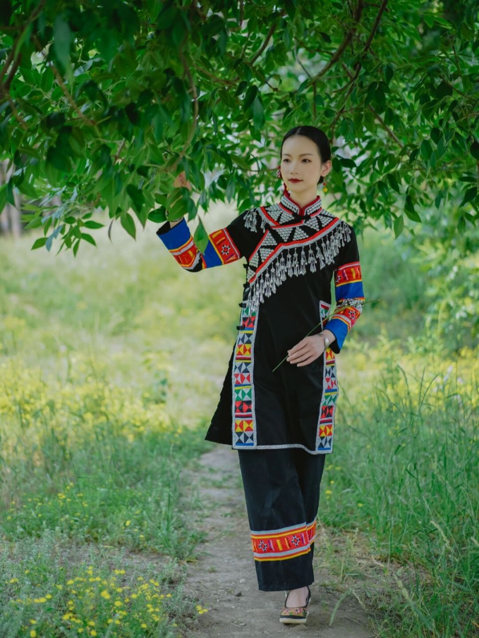 ❤️拉祜族简介: 拉祜族主要分布在云南省南部的澜沧,孟连,双江