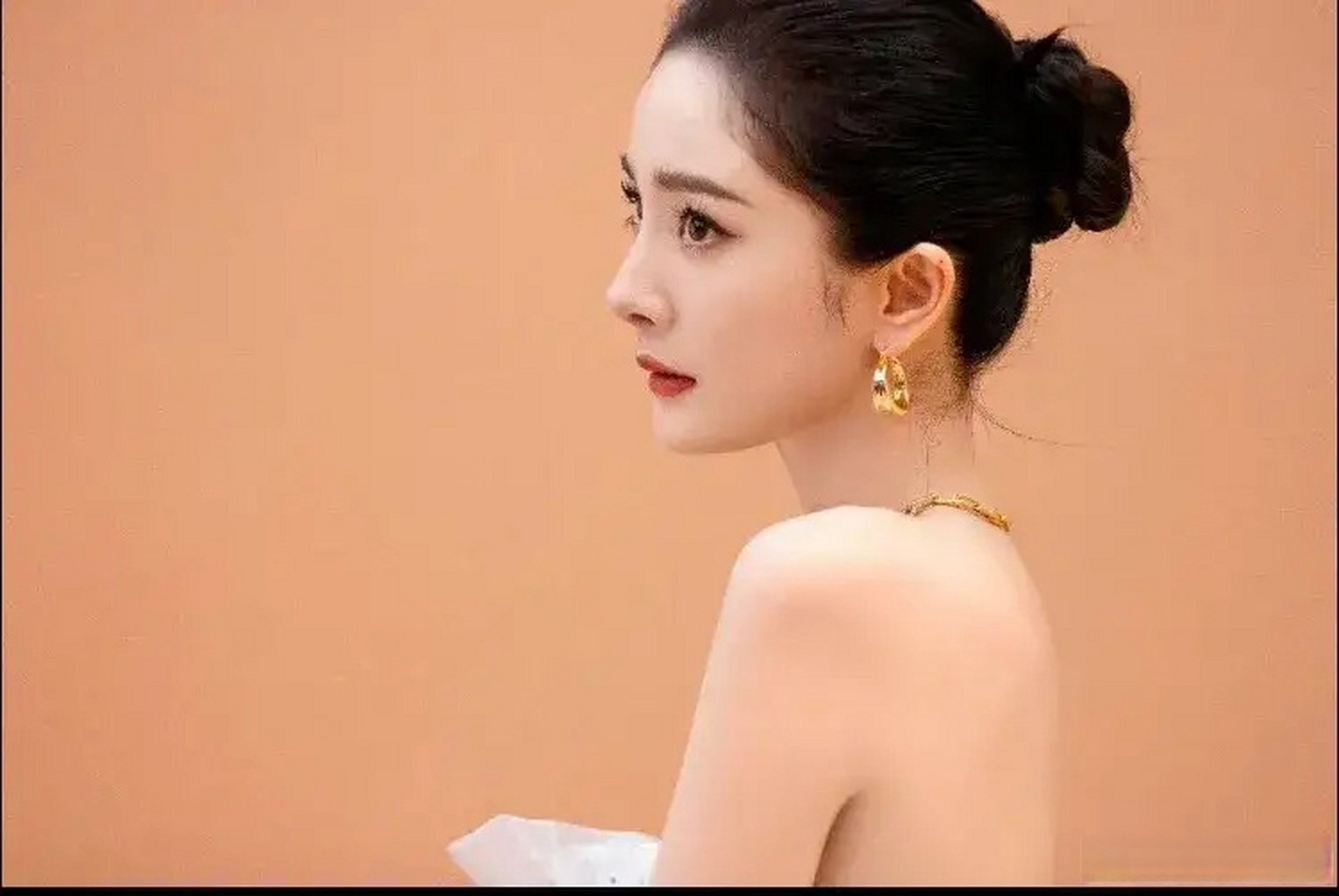 杨幂这个头型算不算是完美圆头型?