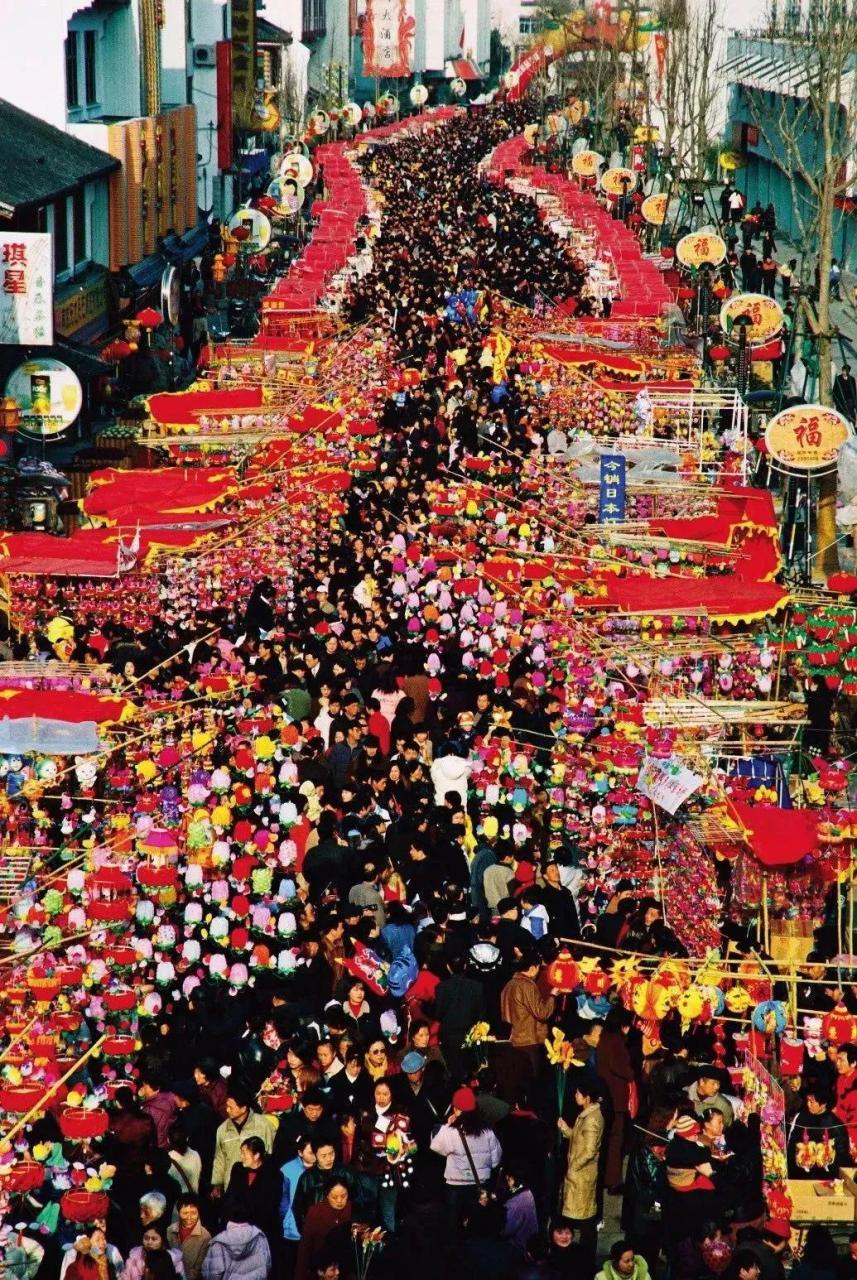 秦淮河畔赏花开,美食街头品尝特色.