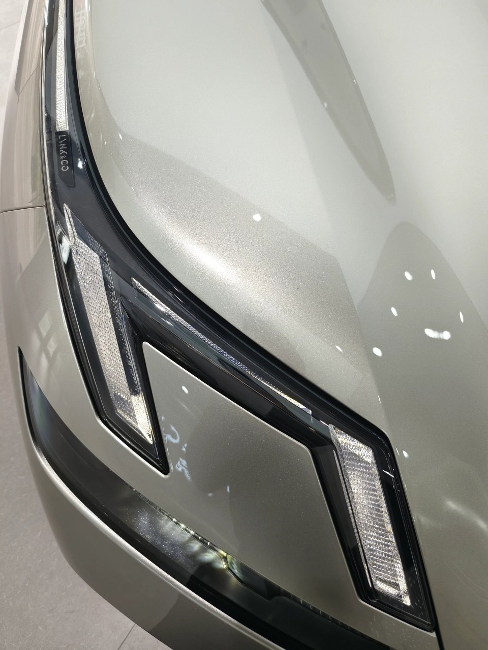 领克08||曜日银黑