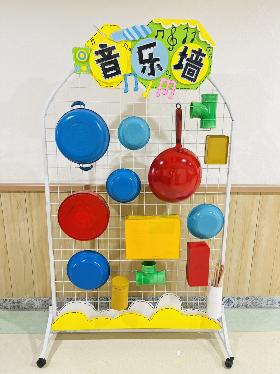 幼儿园表演区布置及其材料投放 悦享区域,心随"音"动 ,身随"舞"动.