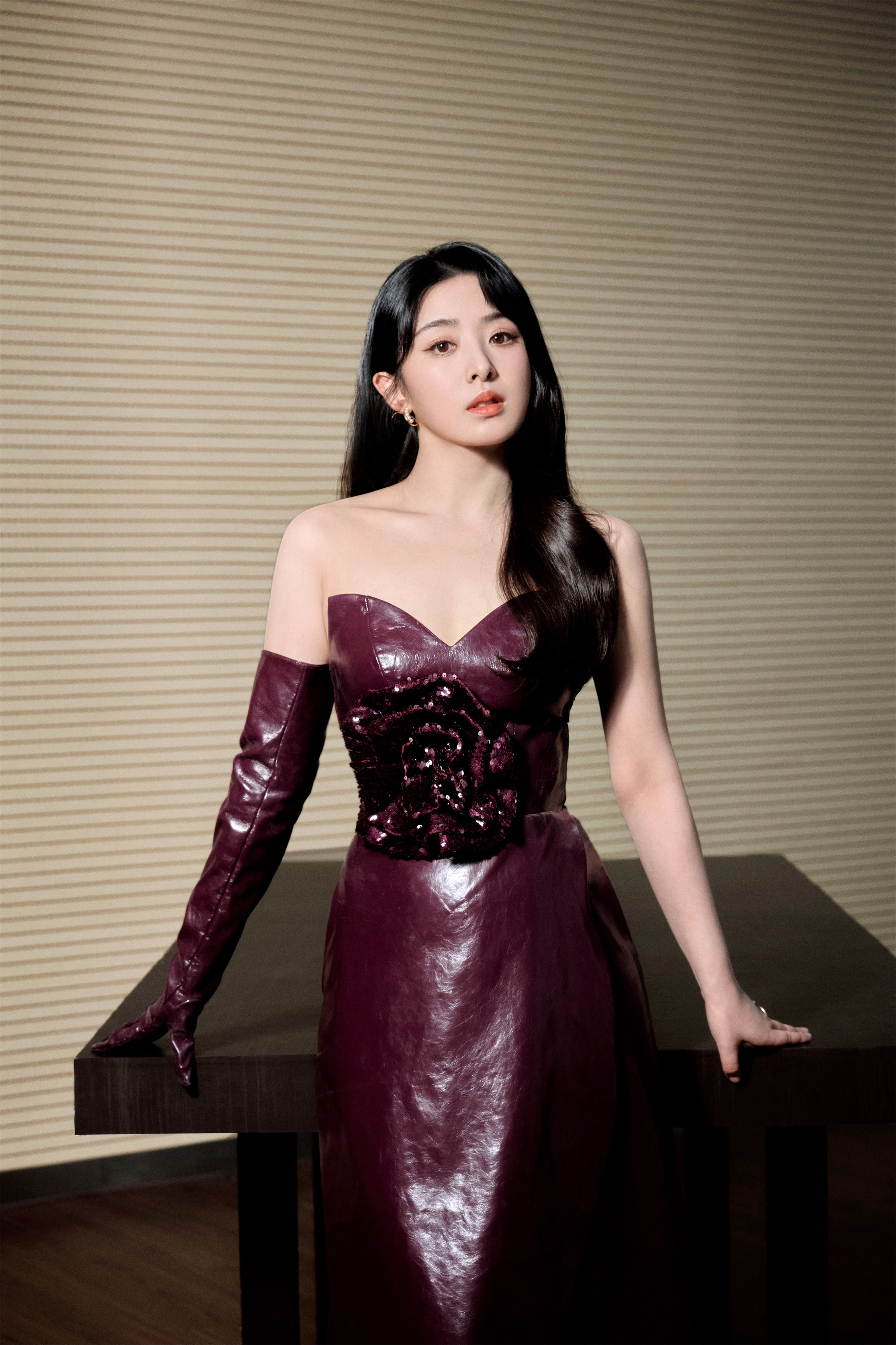 张含韵紫色抹胸皮裙