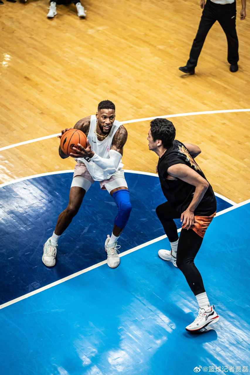 威姆斯打就已经很爷们儿了,而且更让我敬佩的是杨政昨晚在防守端展现