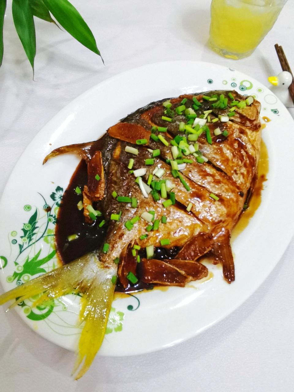 红烧金鲳鱼,煎鱼不破皮,鲜美不腥有锅气  家常菜红烧金鲳鱼是一道非常