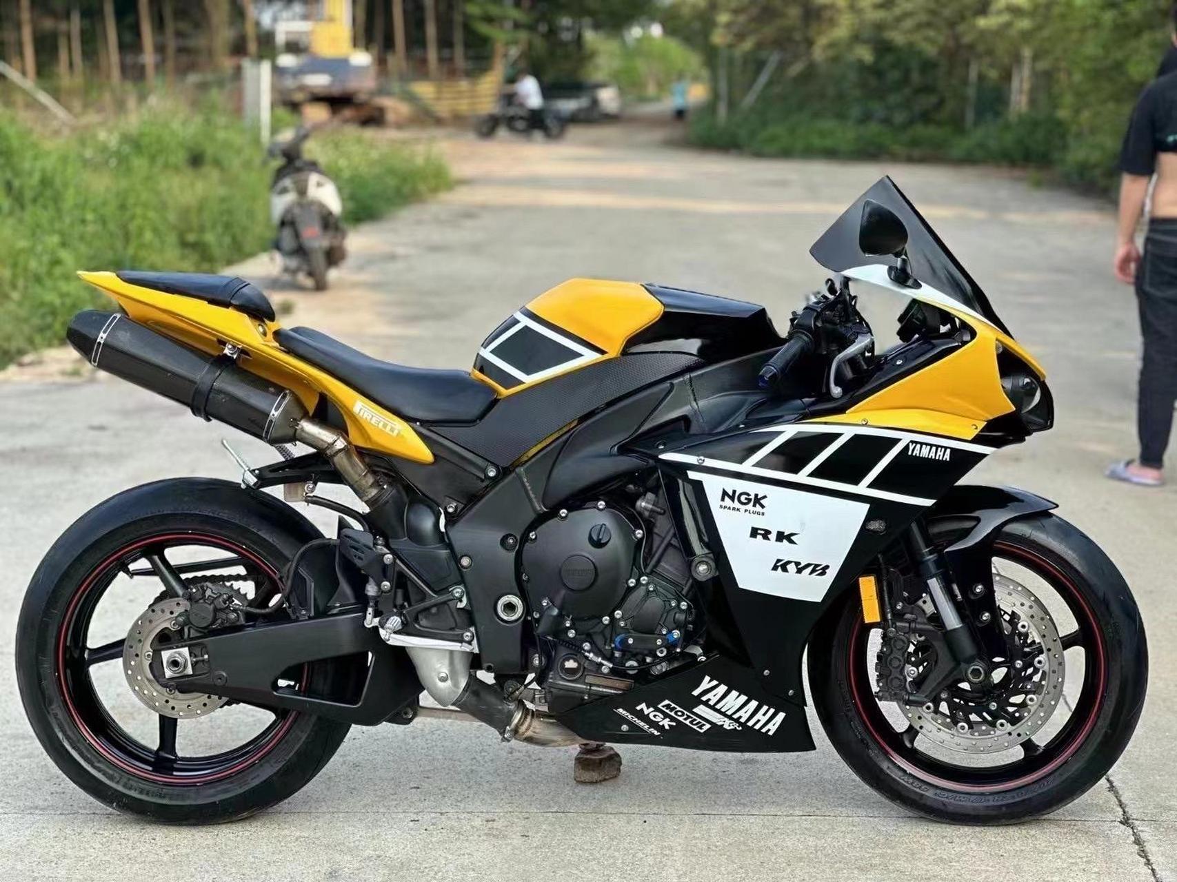 雅马哈yzf-r1
