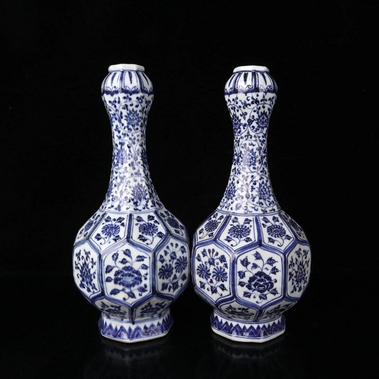 明代青花缠枝莲纹蒜头瓶一对 明代青花缠枝莲纹蒜头瓶一对#博物馆奇遇