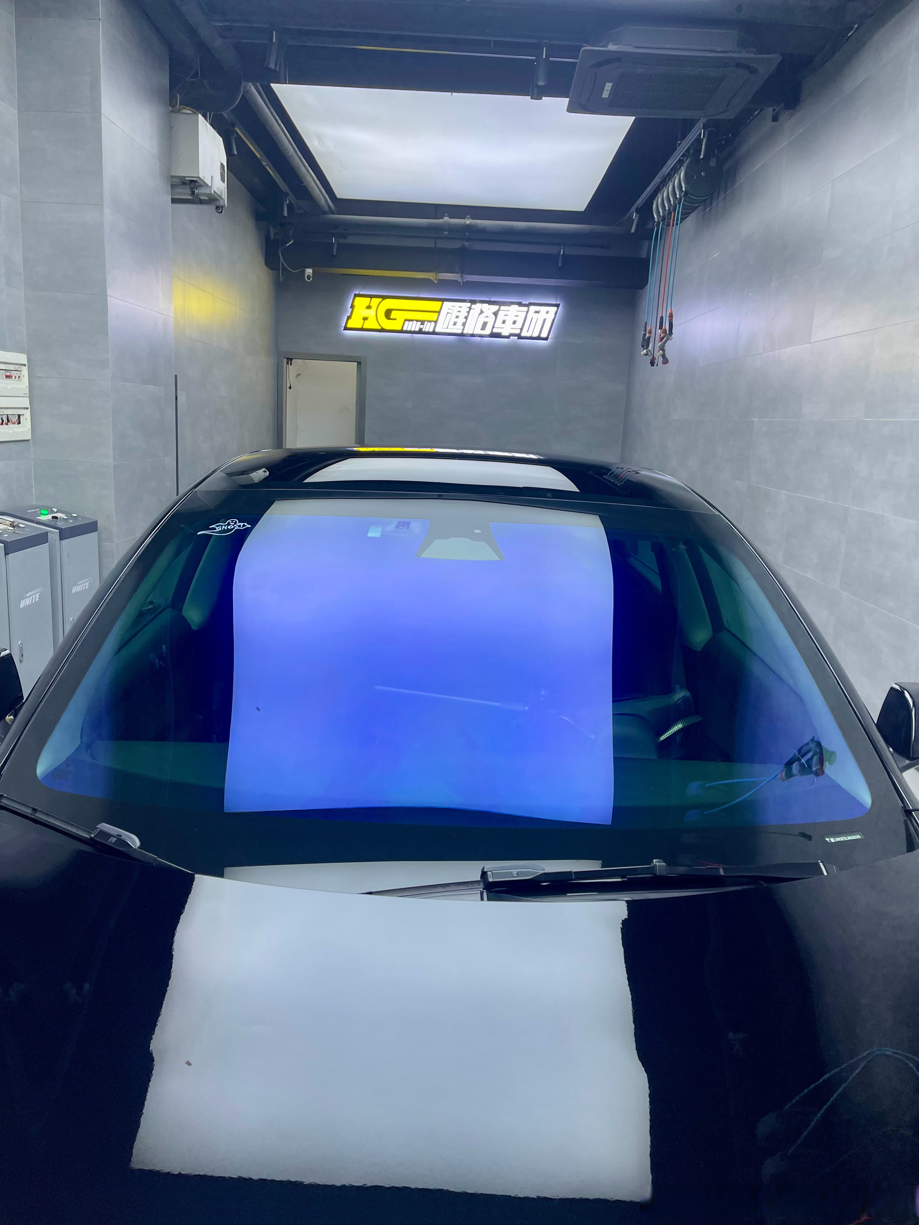 来啦来啦,年轻人最喜欢的炫彩玻璃膜  特斯拉装贴某岛国ghost光学炫彩