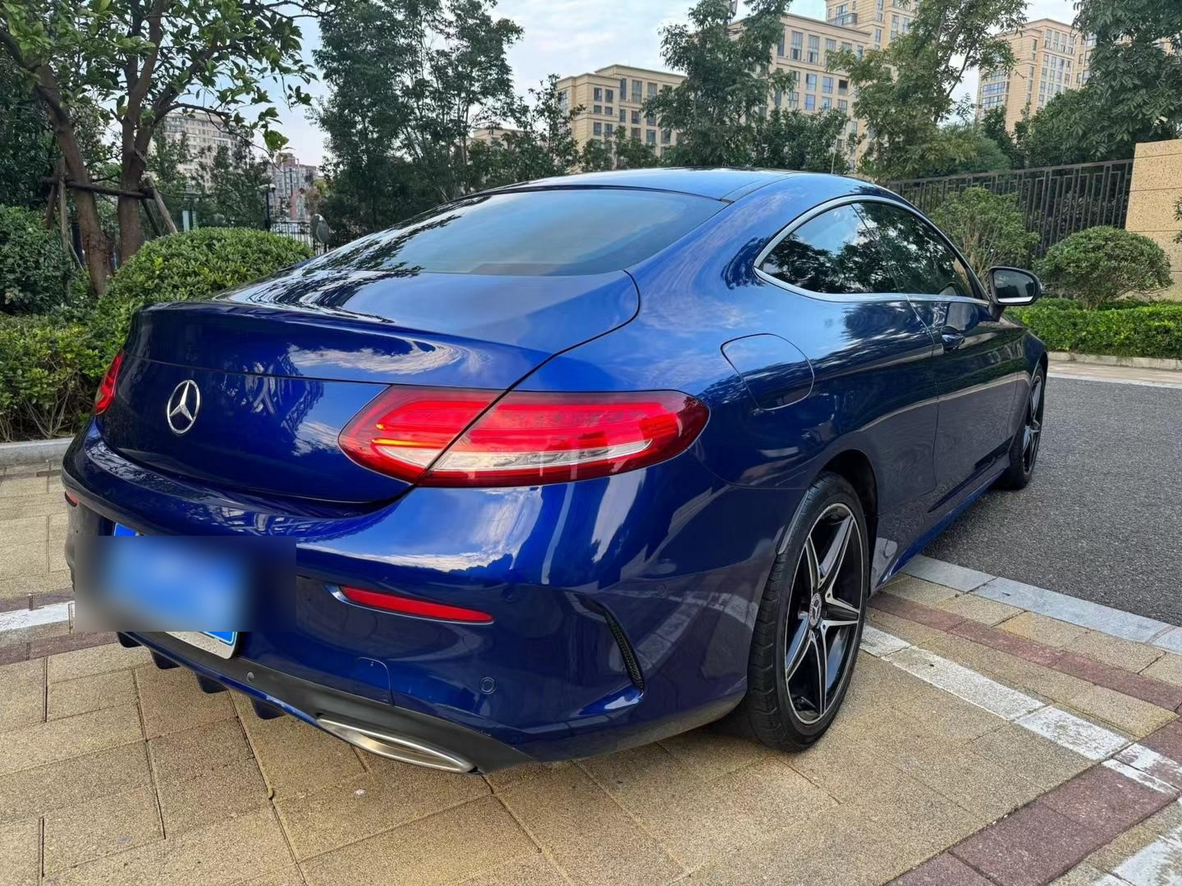 17年奔驰c200轿跑 月光蓝内黑 满天星中网 amg运动轮毂 本地小姐姐