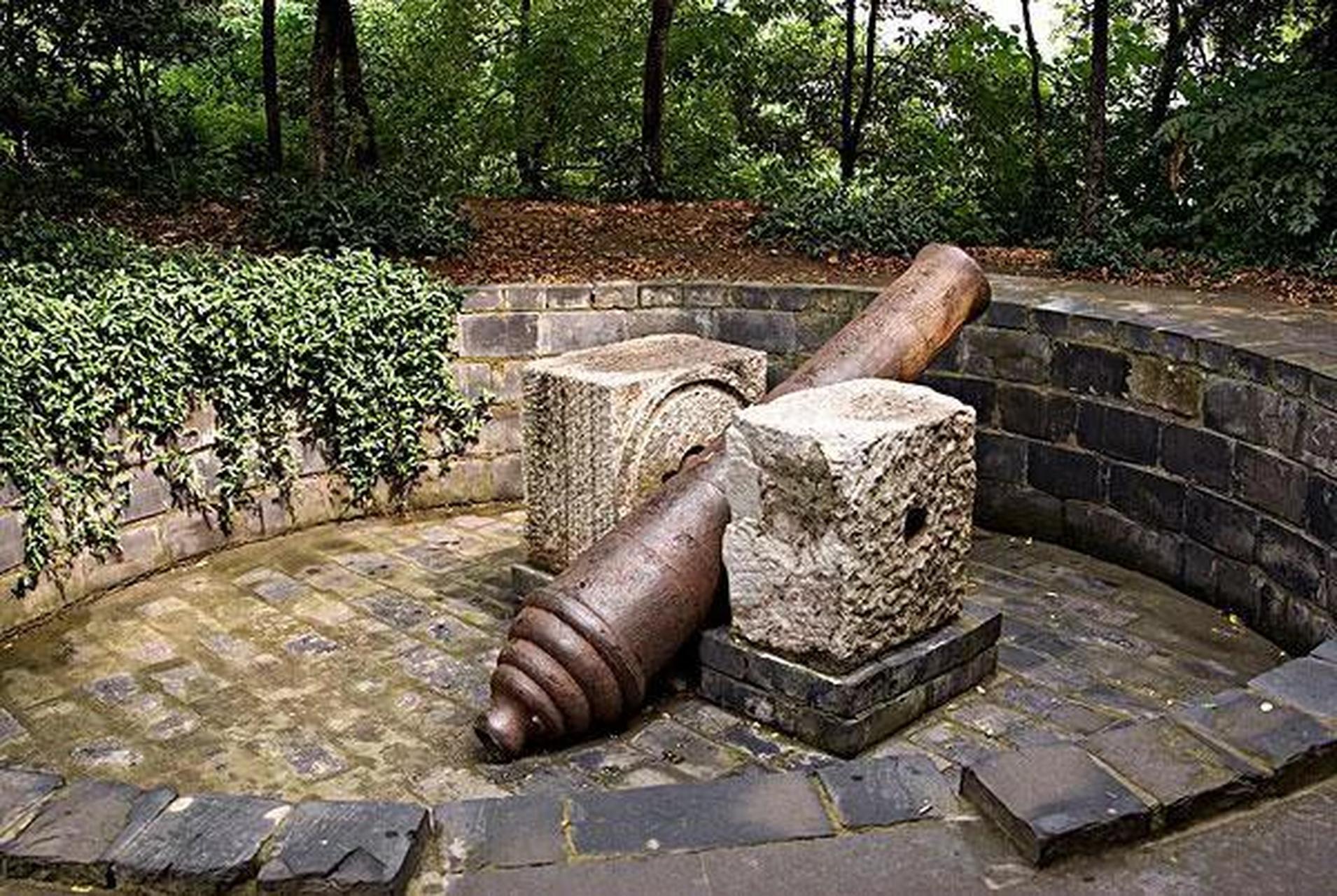 焦山古炮台建于清道光二十年或1840年,用三合士分层浇灌夯筑而成,坚如