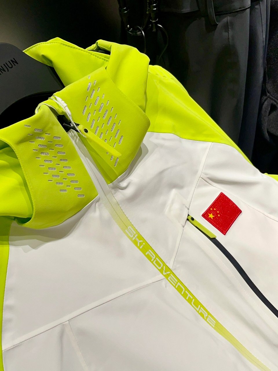 安踏滑雪服这么靓的吗6015只说两个字:专业! 滑雪的季节又到噜!