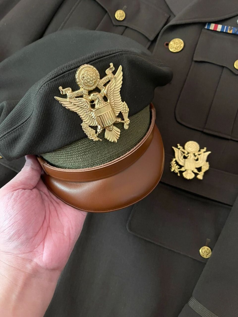 这是一枚二战时期纽约meyer厂制作的美国陆军军官帽徽,我用它来替换了