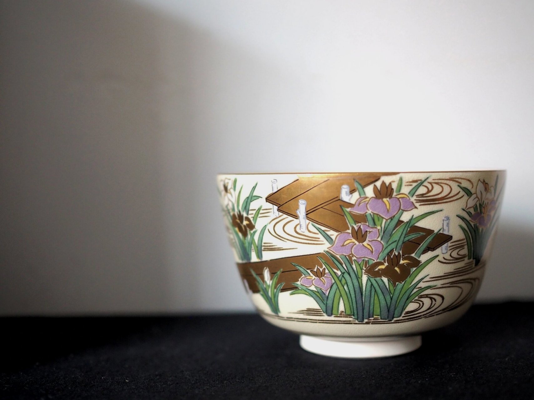 日本中古名家平安瑞丰作清水烧抹茶碗 一只清水烧抹茶碗 手绘金彩鸢尾