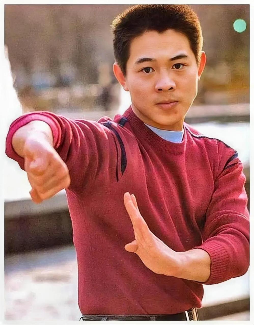 那时的李连杰是多么的年轻,多么的潇洒.