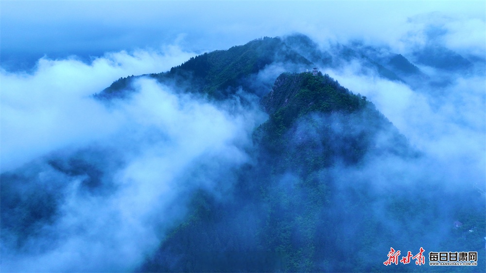 青黛色的山峦在薄雾中若隐若现,宛如水墨长卷徐徐展开,勾勒出一幅动静