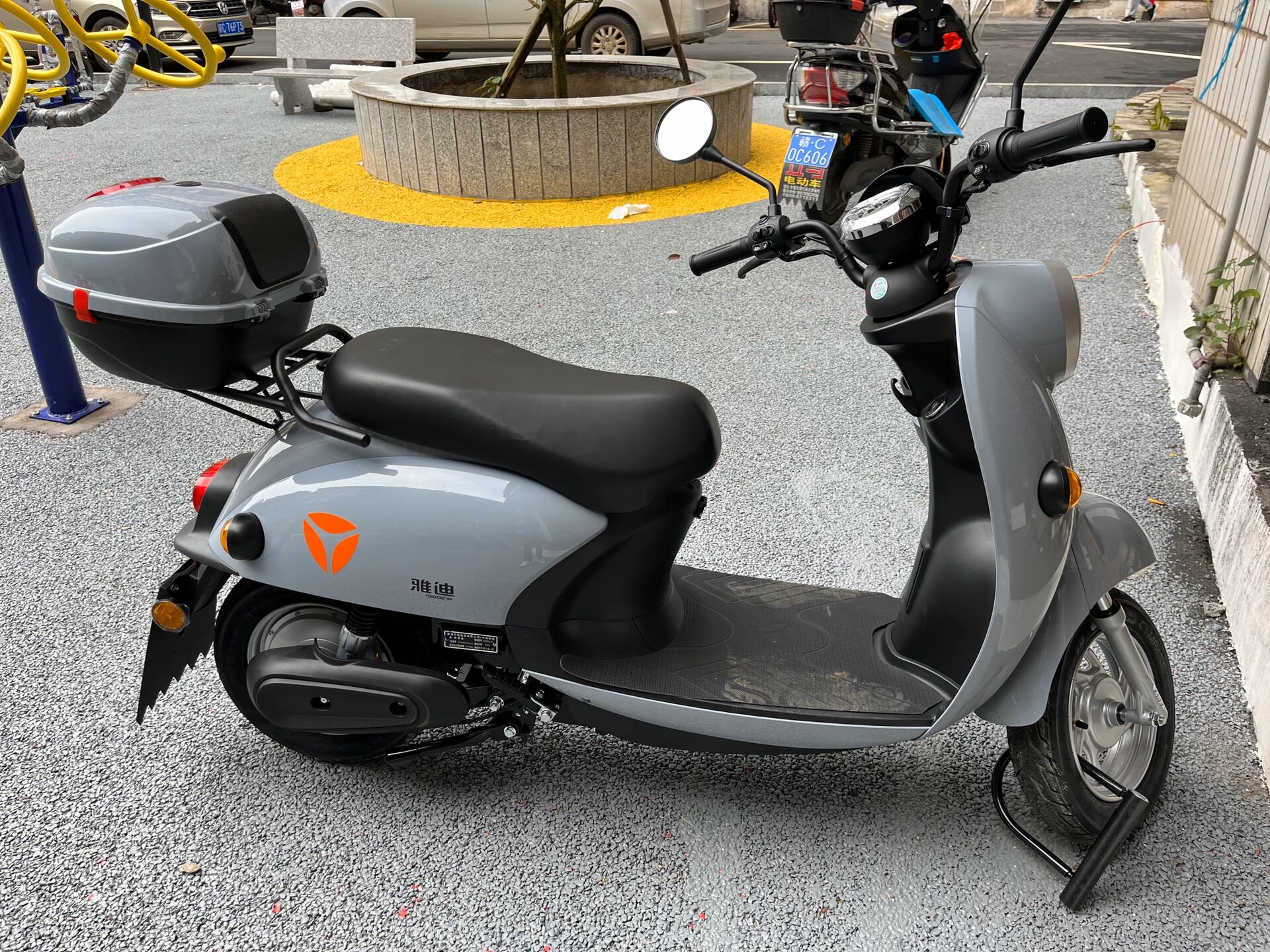 2021款雅迪米彩电动车