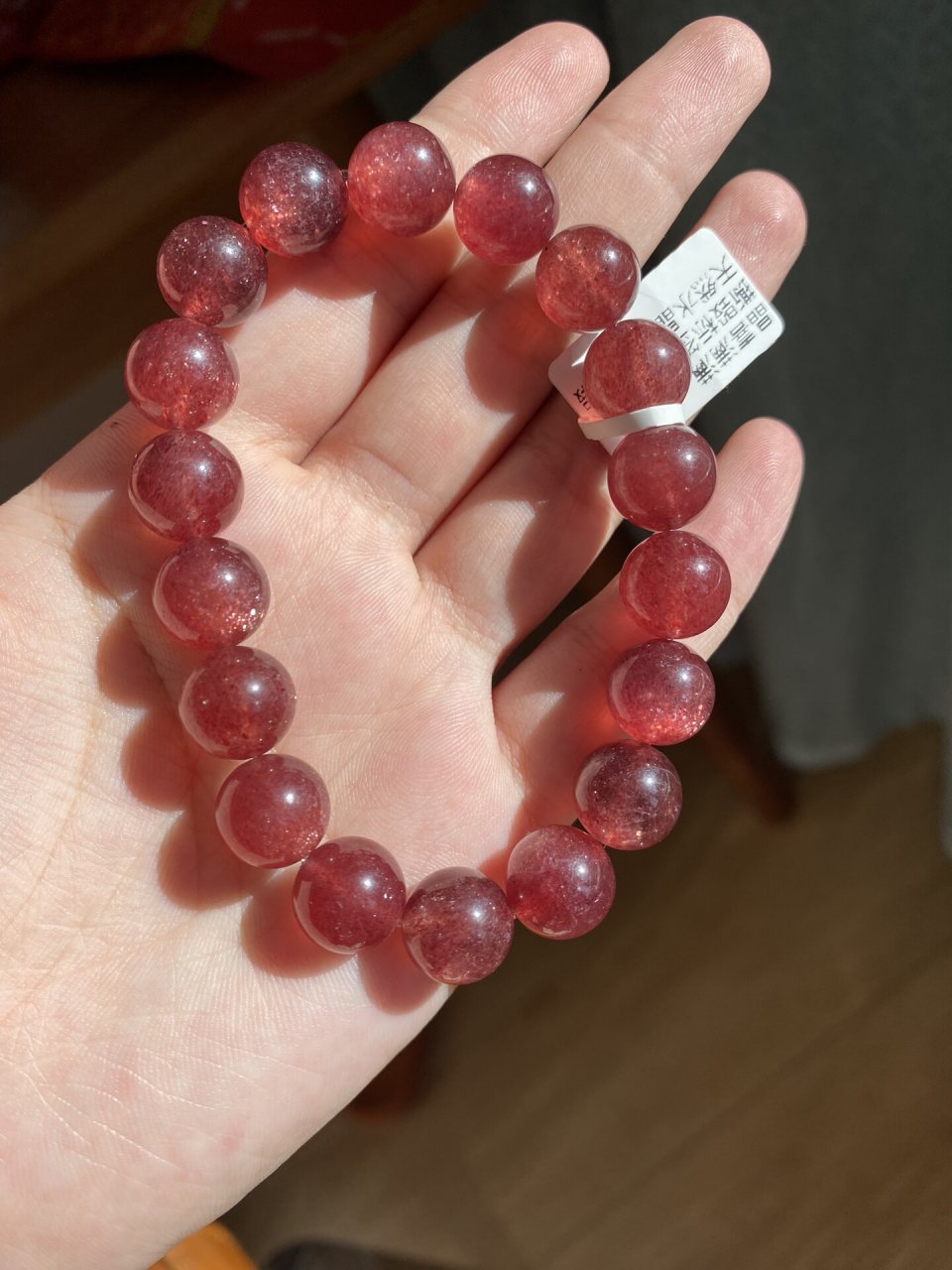 鸽血红草莓晶是每一颗珠子都有黑点么?
