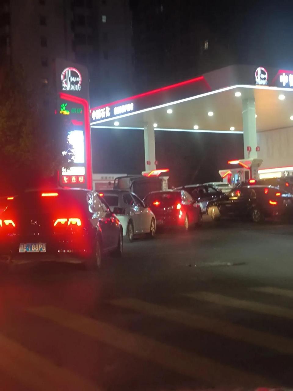 从今晚加油站排队加油,让我看到疫情三年后的心酸与收入降低.