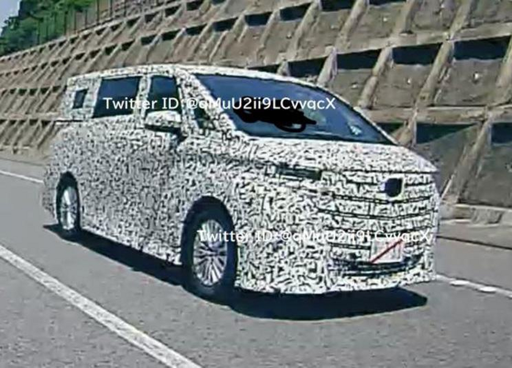 【全新丰田埃尔法谍照曝光 6月21日首发】近日,有海外媒体拍摄到了一