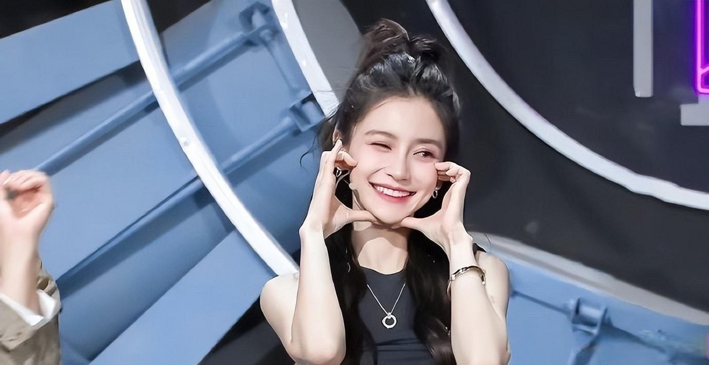 angelababy的直播截图状态#近日,angelababy的一组直播截图引屏了