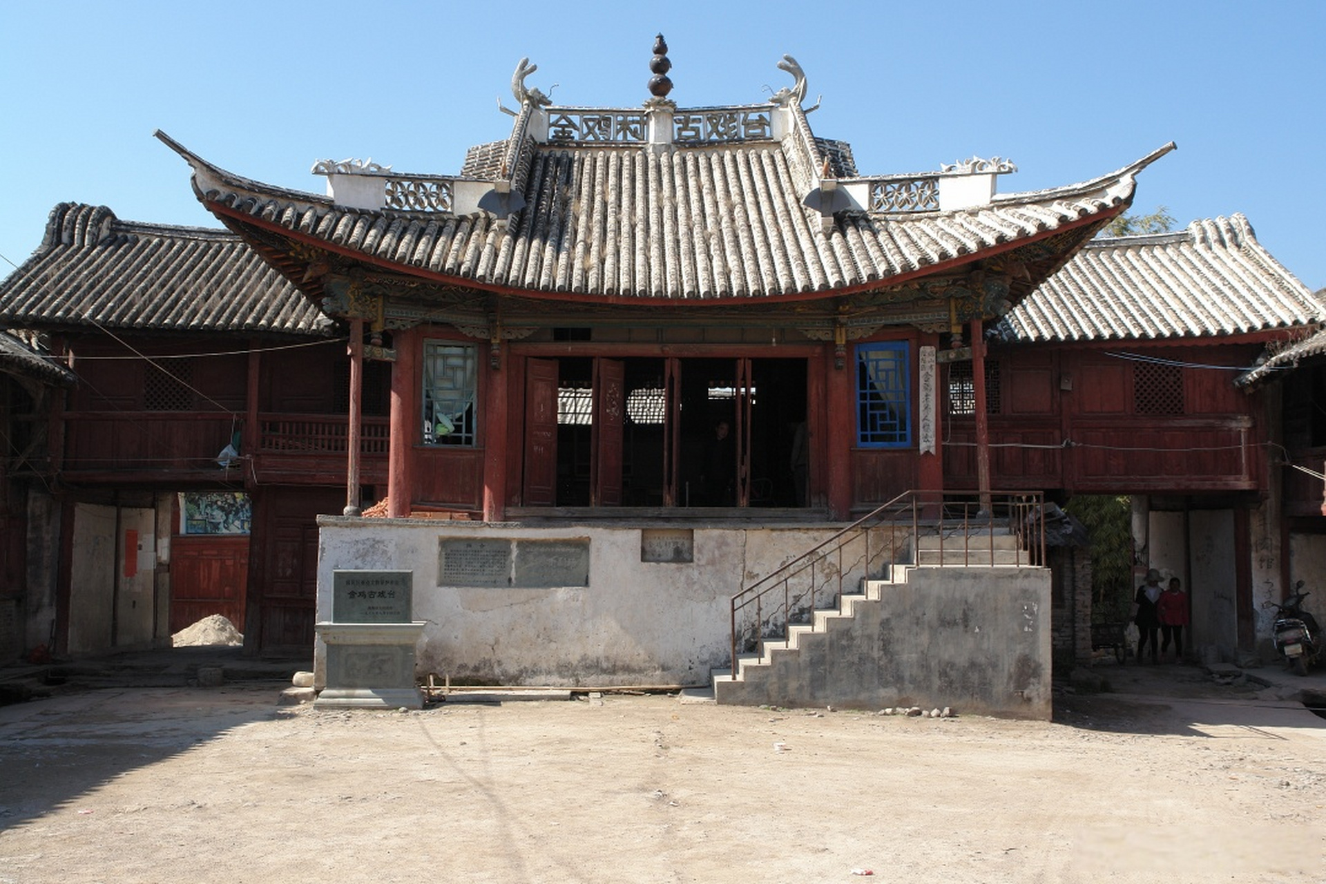 金鸡古戏台位于云南省保山市隆阳区金鸡乡金鸡村委会金鸡自然村季平街