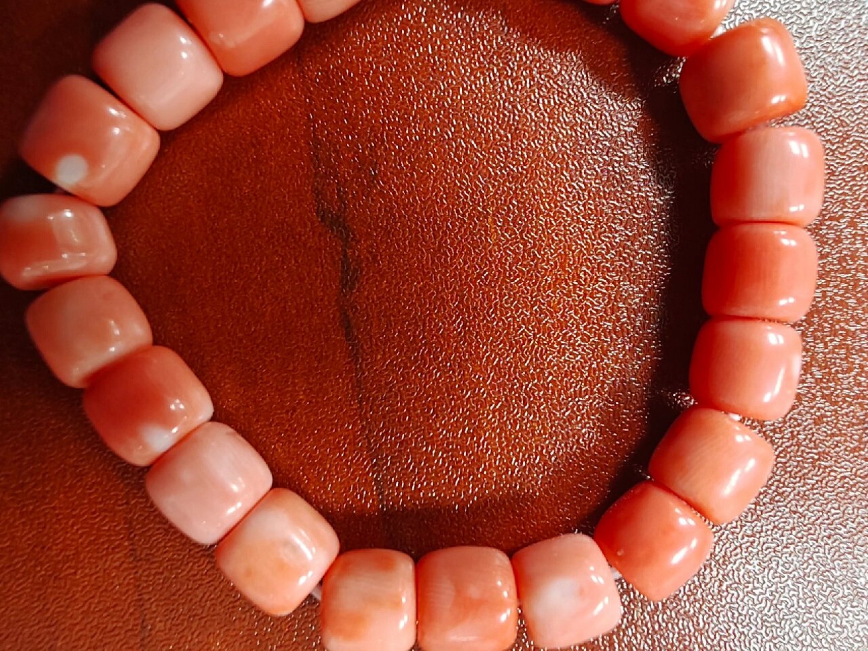 珊瑚手串 批发店里的人说珊瑚手串很好很珍贵,正红的要四百多一克