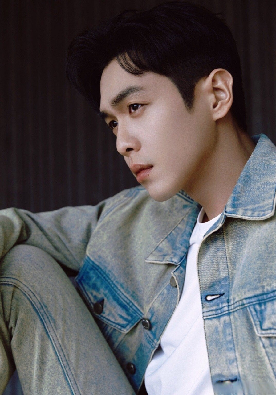 张若昀鼻尖痣好灵气#张若昀今日活动图纯白色西装好像是高贵的白马