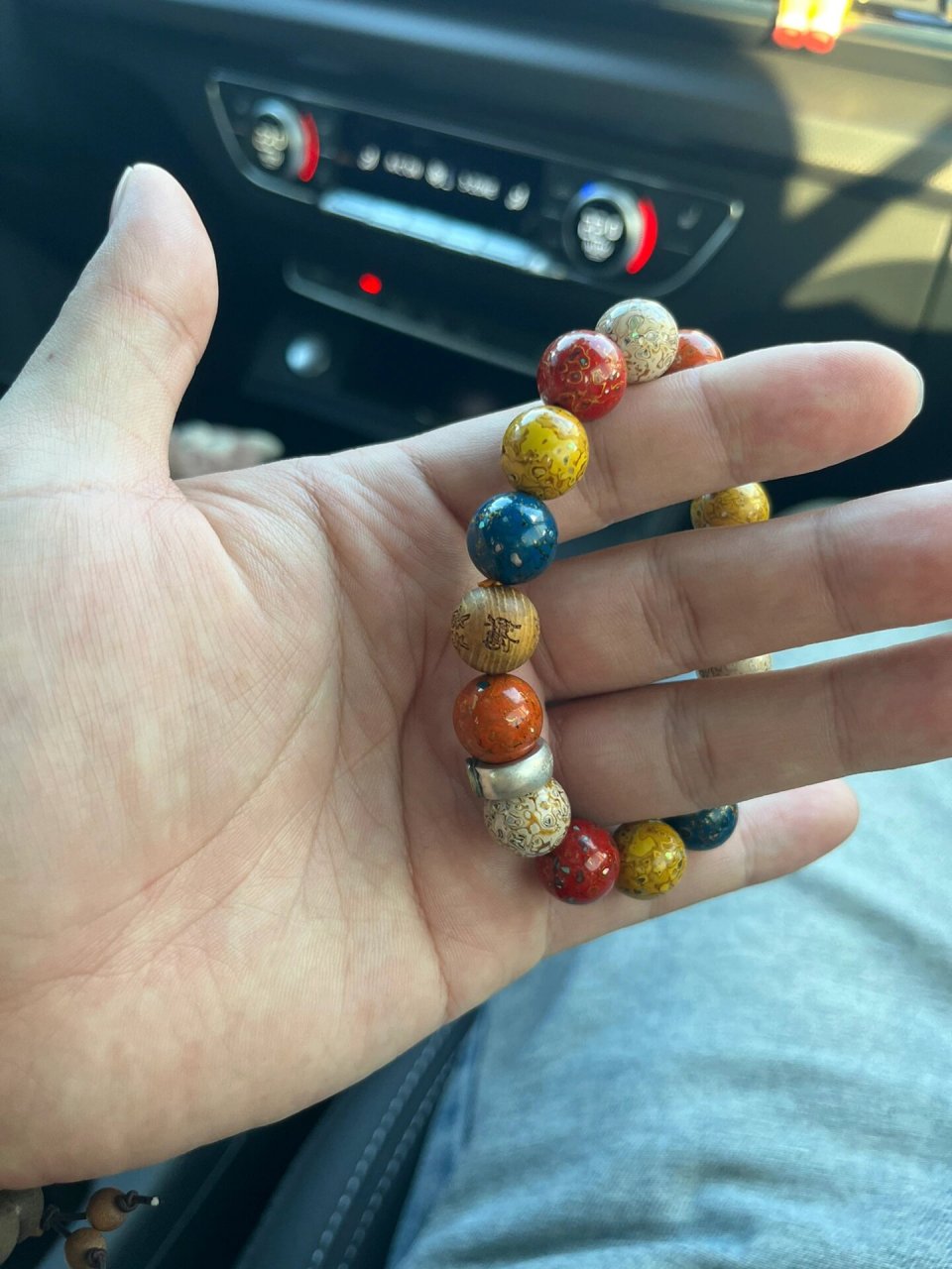好老的一个寺! 法物流通处在帝王树的右边流杯亭 大漆珠手串儿!