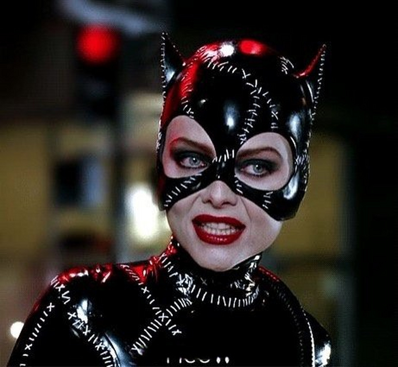 米歇尔·菲佛在1992年的《蝙蝠侠归来》中饰演猫女