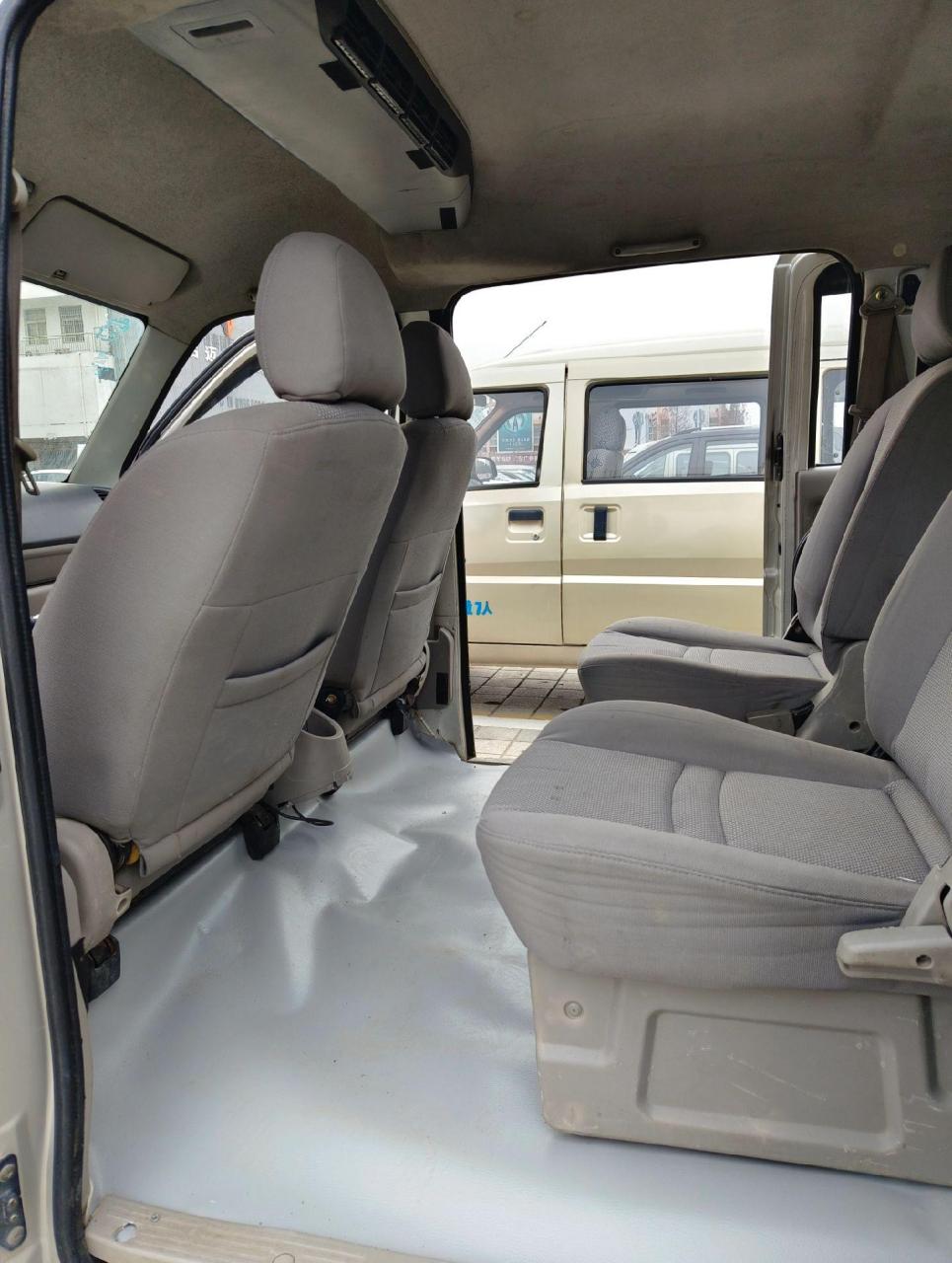 12年长安金牛星七座面包车,刚年审过,铝合金轮毂,带中央空调,中排是