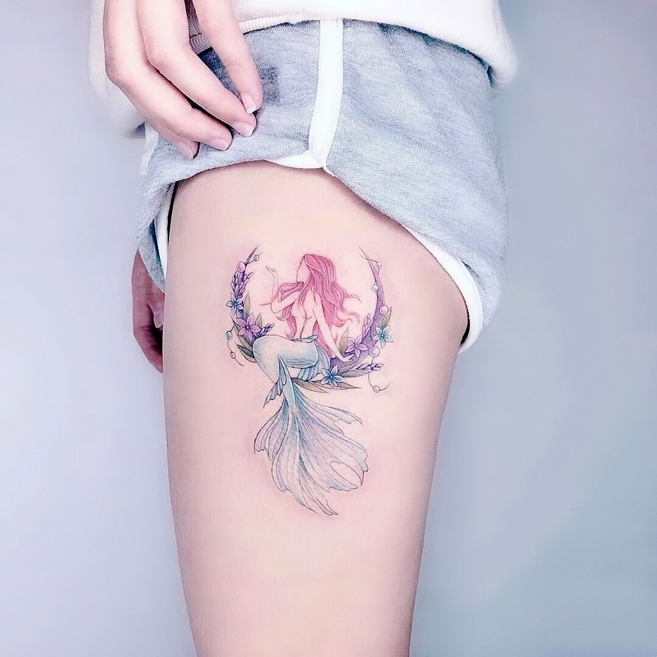 适合女孩子的彩色清新大腿纹身