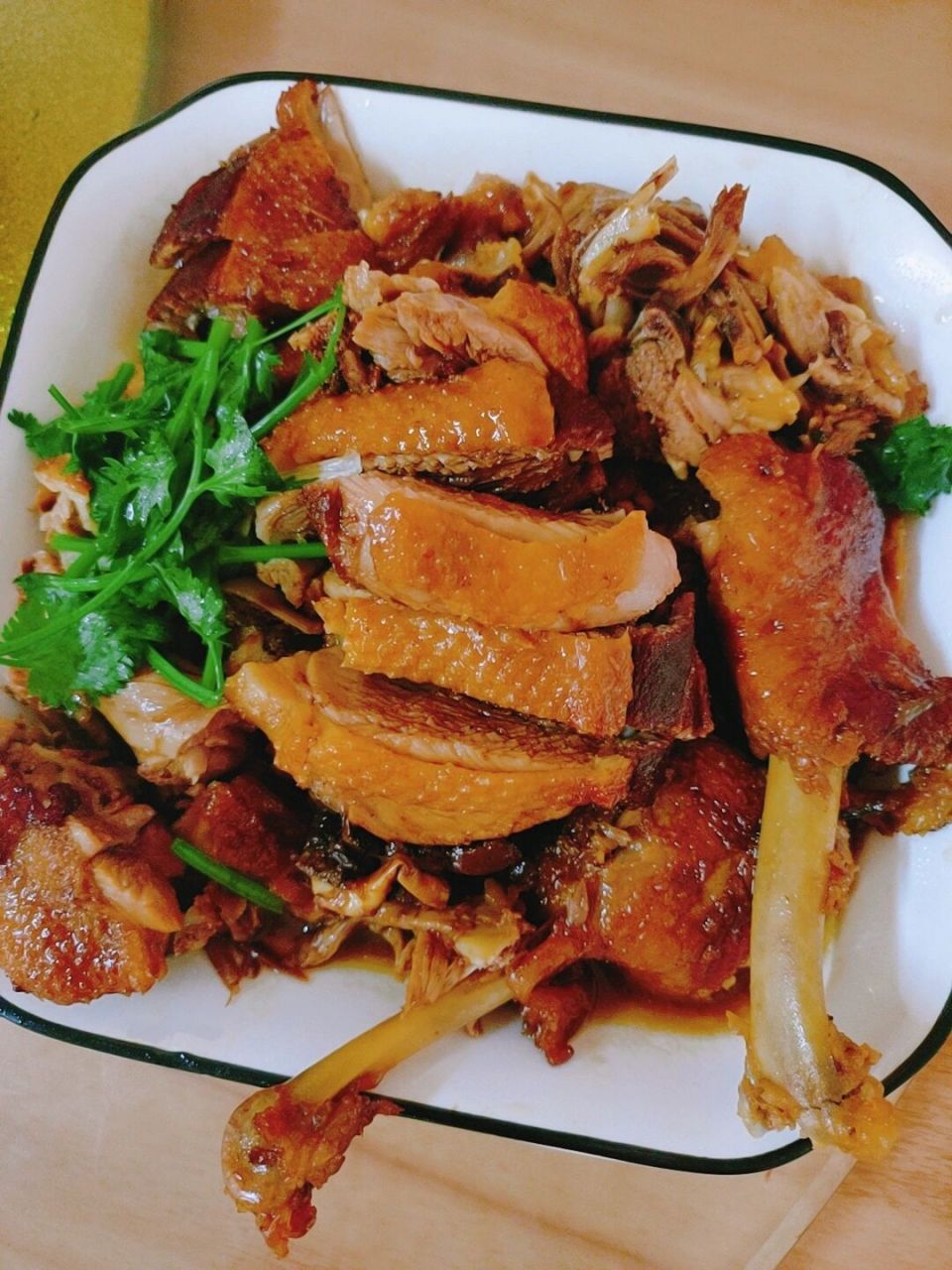 家常五杯鸭做法# 一,准备材料 半只鸭,一杯花生油,一杯生抽,一杯水