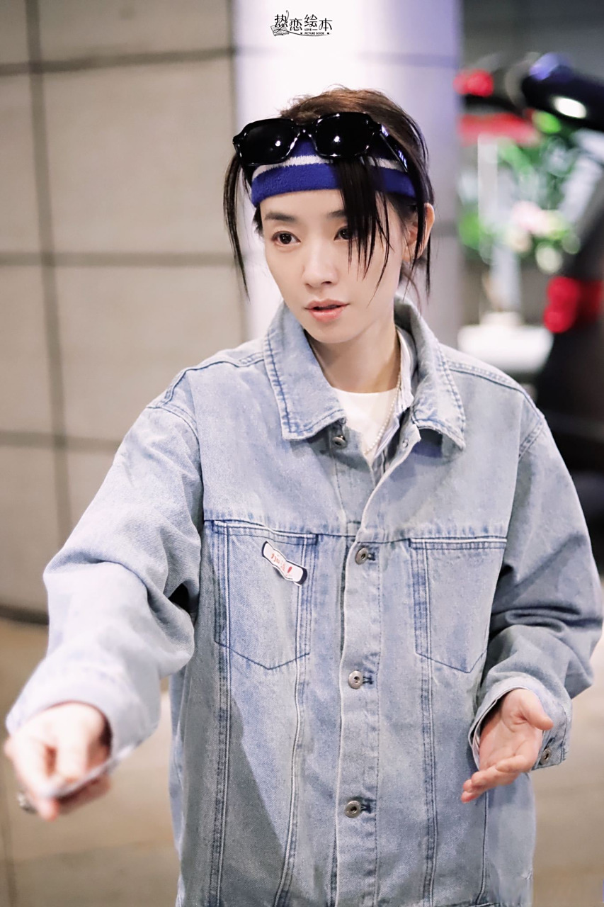 刘雅瑟 一公录制结束啦,速来看姐姐的下班路透图~发带 牛仔衣好帅好