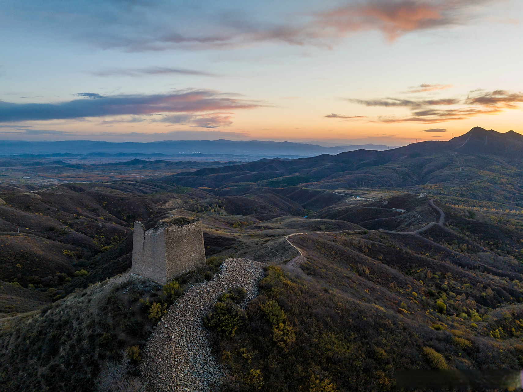 【古长城邂逅塞北秋色】 金秋时节,位于桥东区东望山乡的青边口长城