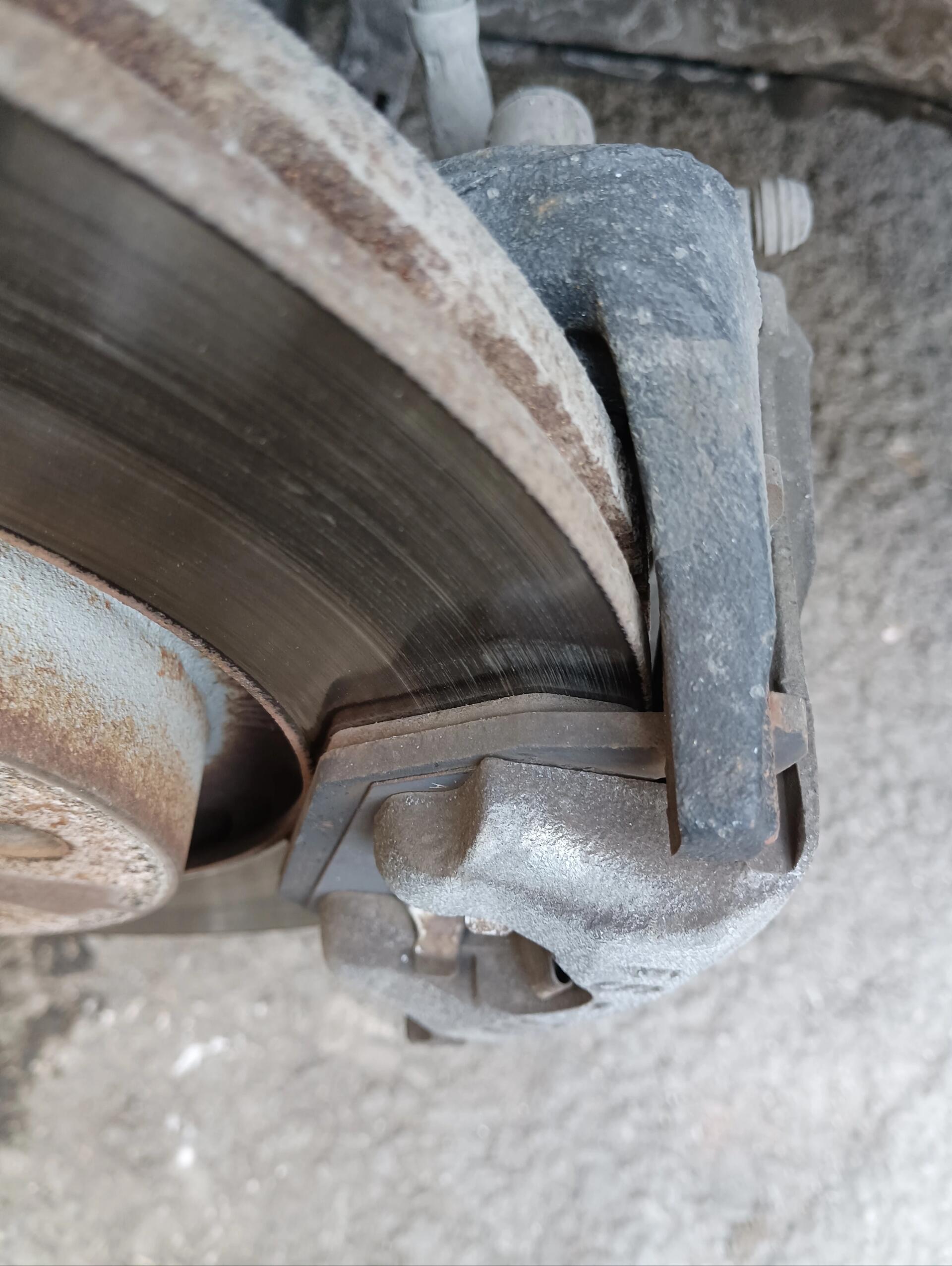 刹车异响种类 常见的刹车异响种类有: - 尖叫声:刹车时听到刺耳的尖叫