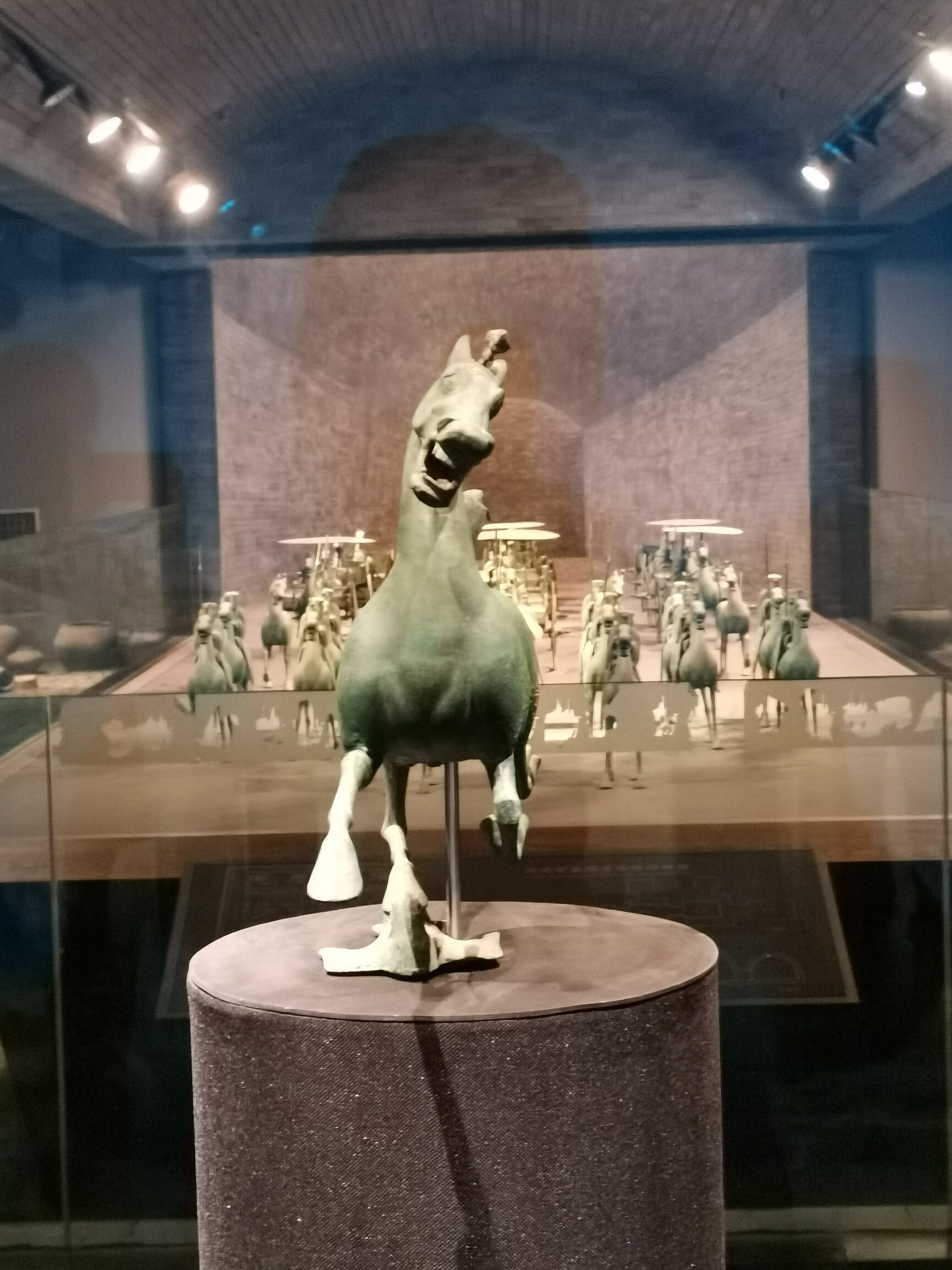 关于国家旅游标志马踏飞燕的正面高清大图