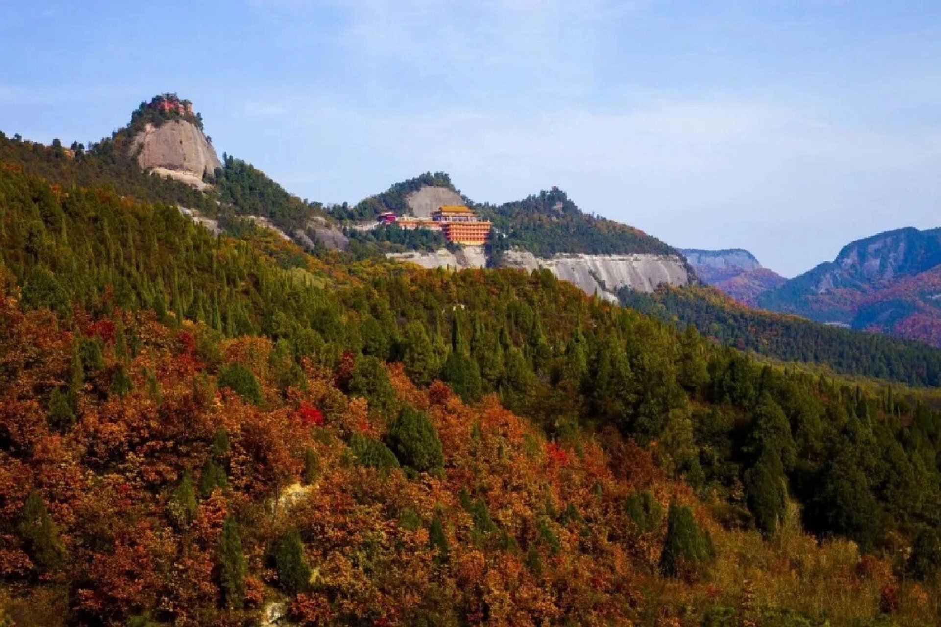 照金香山 照金香山风景区是陕西省首个丹霞地质公园,其风景之美被赞誉