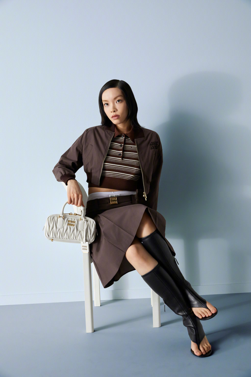 唱作人刘柏辛置身自我空间,时而内敛,间或外放,心绪游走于沉思,嬉戏