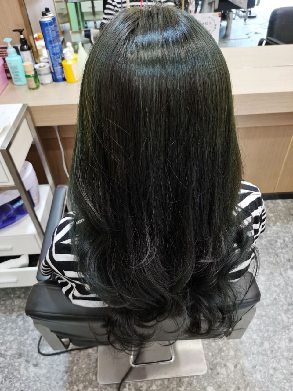 染发色跟别人不一样的闷青色 💡 生平第一次头发染个色,叫闷青色.