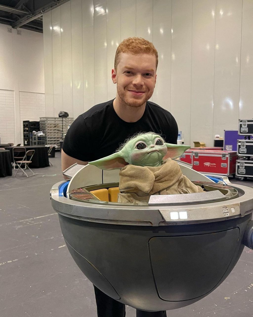 "卡尔"卡梅隆·莫纳汉出席2023星球大战庆典,和尤达宝宝合影,其配音