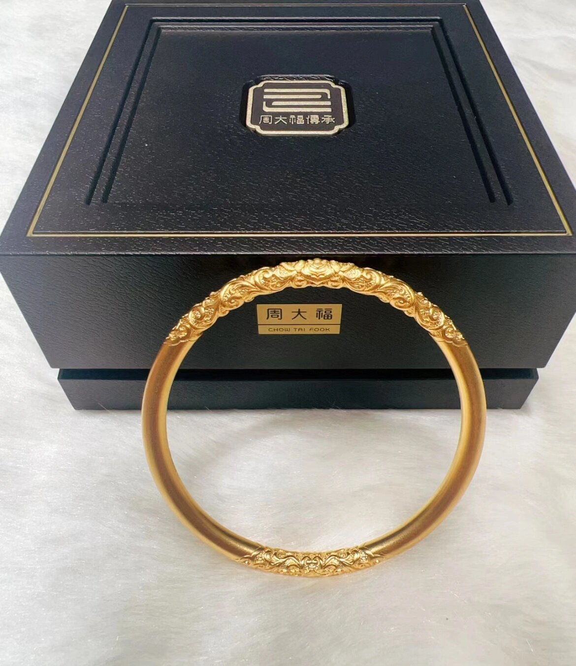 周大福:最新款传承手镯 传承又出新款了! 卷草纹手镯真的很好看呀!