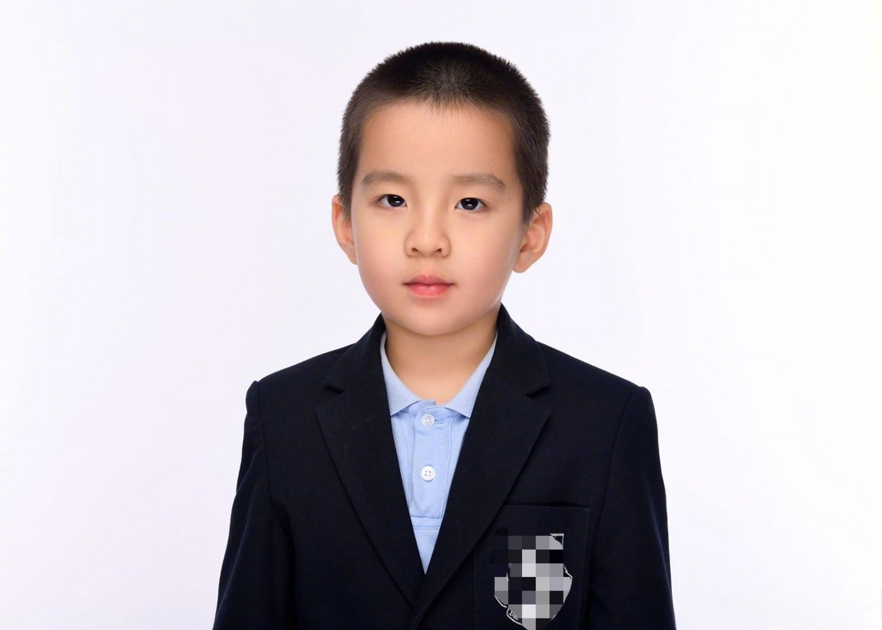 孙茜6岁儿子制服证件照 今日儿童节,@孙茜 发文分享儿子收到学习机