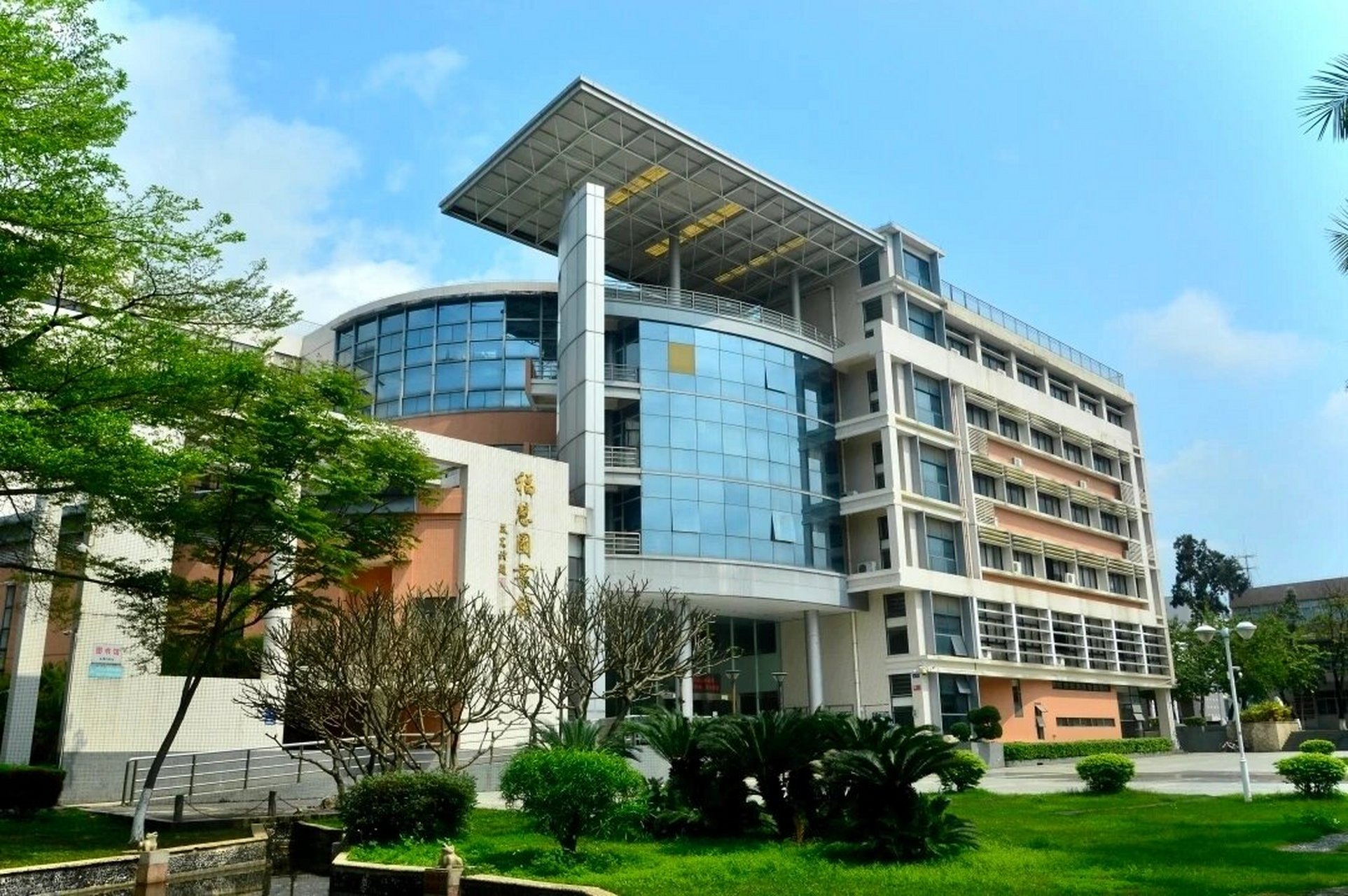 讲真,我很怕介绍肇庆学院 学校的美景一直都在,只是缺少一双发现美的