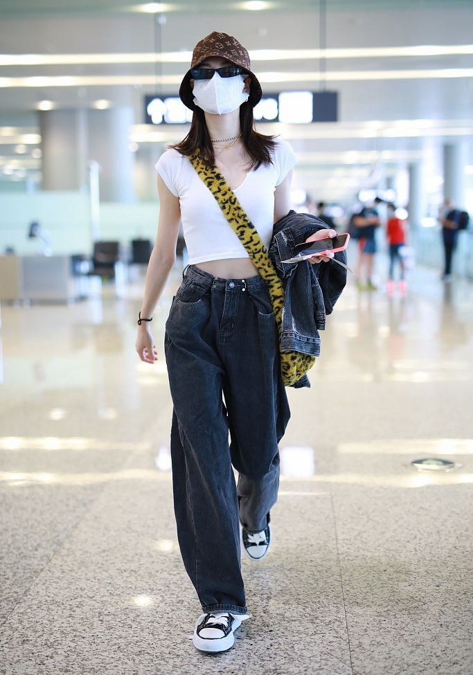 【钟楚曦秀蜂腰长腿女团范儿十足】6月1日,@钟楚曦 现身上海机场.