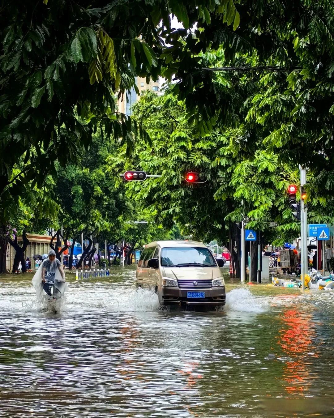 南宁下的雨太大了,街上这么深的积水,可得注意安全