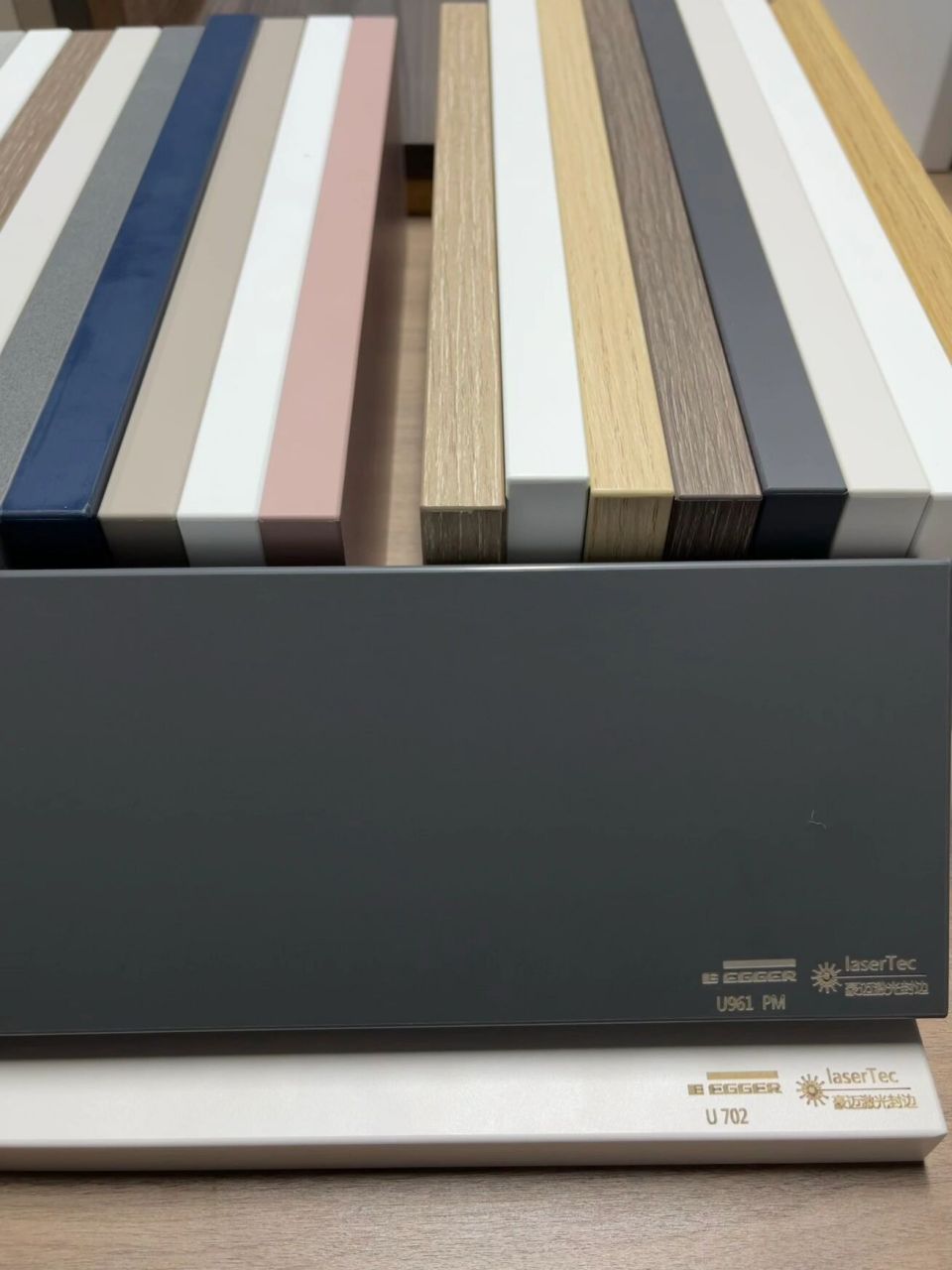 今天来聊聊爱格板的价格 目前市面上主流花色出厂价在280-350左右一个