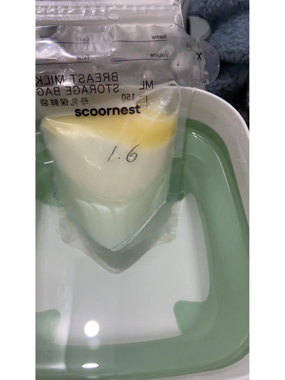 母乳冷冻上面一层金黄色 是啥可以吃吗