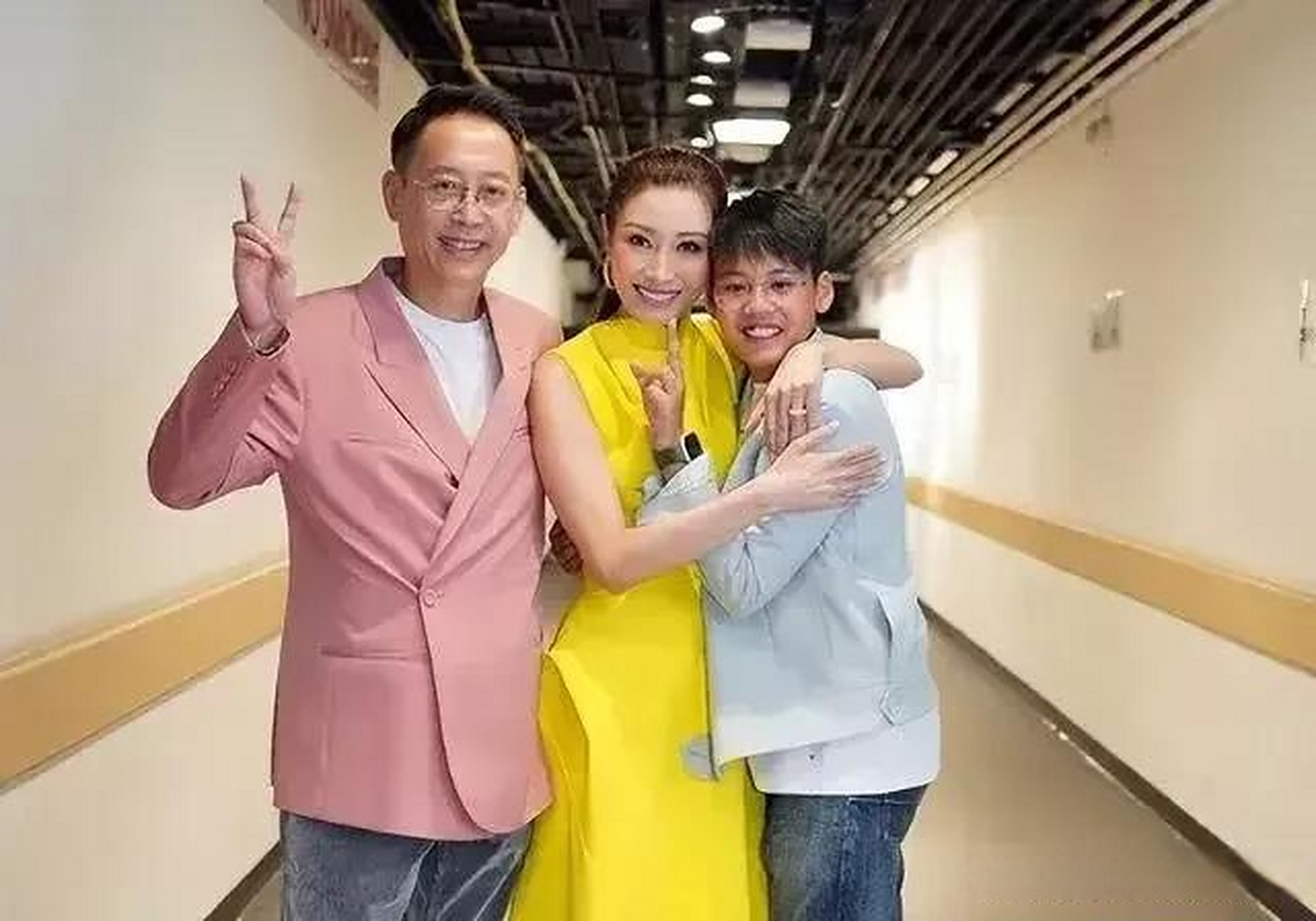 许晋亨是船王许世勋的儿子,家底非常丰厚.