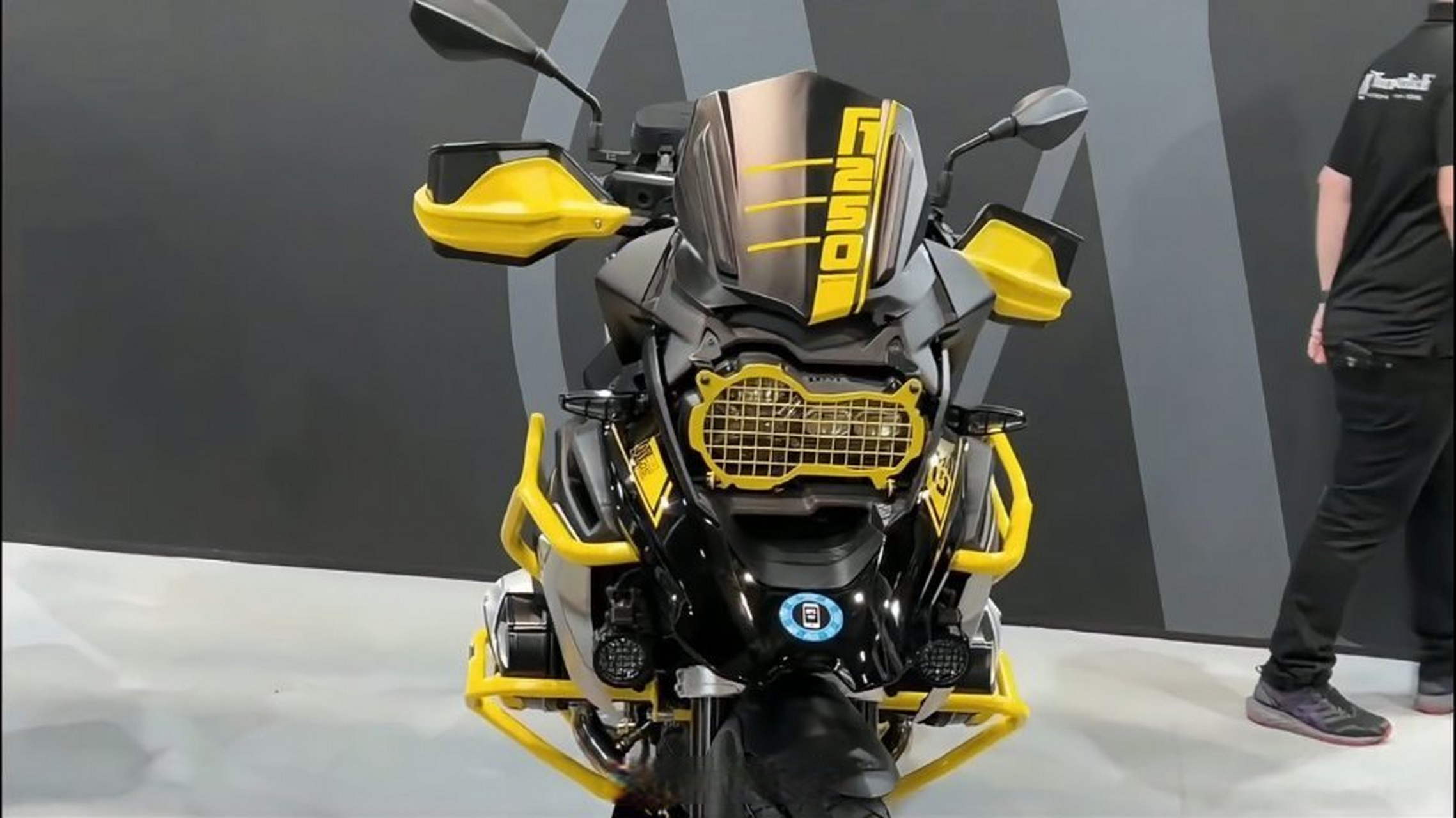 《2022款宝马r 1250 gs冒险大黄蜂》2022款宝马r 1250 gs冒险大黄蜂